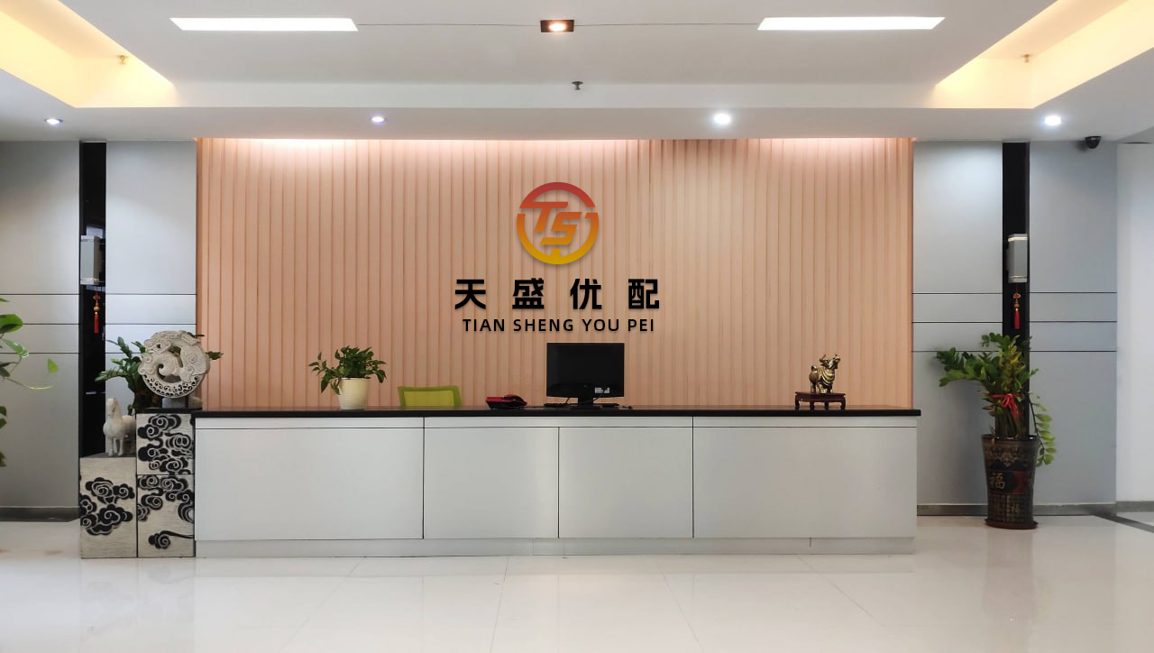 财牛股配 网友家边牧过于不守男德，气的网友找了只黑白花小崽子和边牧说闹出狗命了，边牧满脸疑惑：真我的？网友：真是好大一口锅..._dy@_金毛_素材